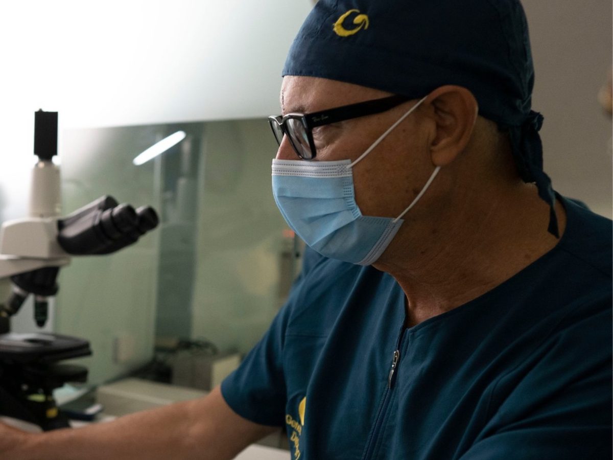 Il Dr. Raffaele Ferraro al microscopio nel laboratorio di embriologia